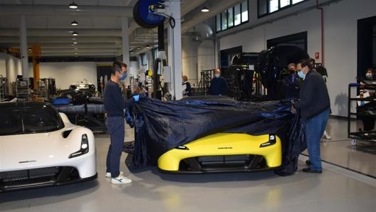 A sinistra la Dallara Stradale bianca di Angelo Galli, a destra quella di Simone Suffianò. A destra l’ingegner Gianpaolo Dallara