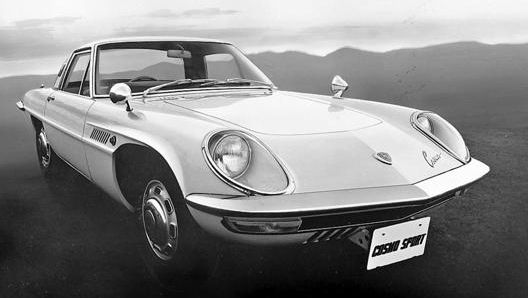 La Mazda Cosmo Sport arriva sul mercato nel 1967 ed è la prima vettura di serie al mondo con motore rotativo