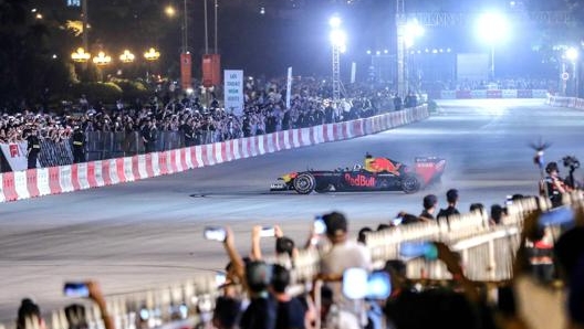 L’esibizione di David Coulthard su Red Bull un anno fa per le strade di Hanoi tra l’entusiasmo generale. AFP