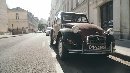 A Milano meno parcheggi - per recuperare spazio da destinare ai tavolini di bar e ristoranti - e più piste ciclabili