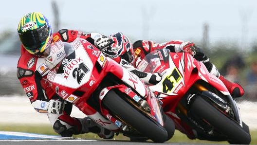 Bayliss e Haga in lotta a Silverstone nel 2006. Porrozzi