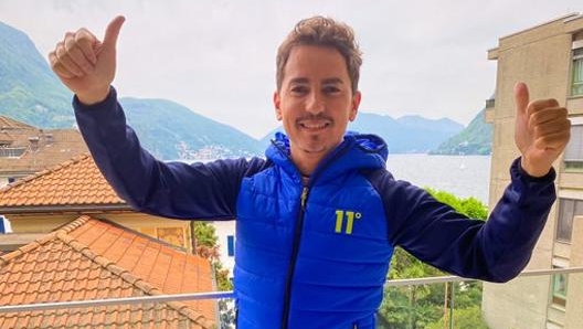 Jorge Lorenzo dal balcone della sua casa di Lugano