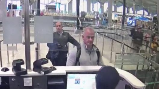 Al centro  della foto Michael Taylor durante il controllo passaporti a Istanbul lo scorso 30 dicembre