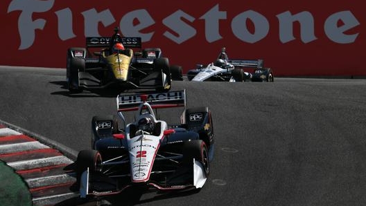 Josef Newgarden davanti a James Hinchcliffe a Laguna Seca nel 2019. Afp