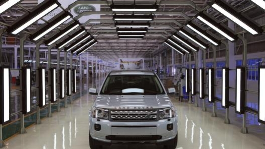 Ancora qualche settimana per riaprire le fabbriche di Jaguar e Land Rover. AP