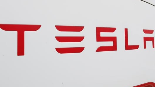 Ripresa l’attività in Cina della Tesla ma non negli Stati Uniti. AP