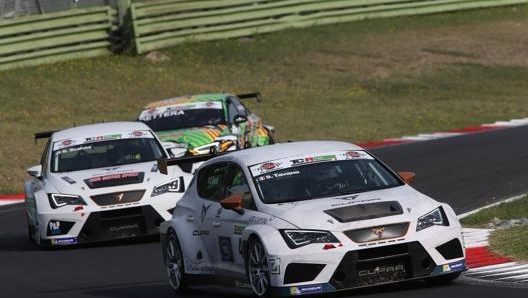 Una immagine del Tcr della passata stagione: una delle gare degli Aci Racing Weekend