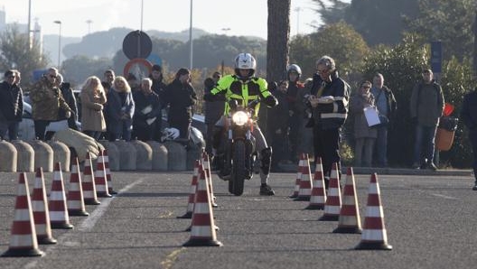 Un esame di guida per moto prima del lockdown. Lapresse