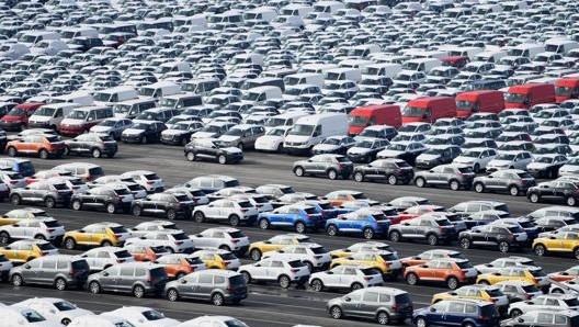 Un piazzale pieno di auto e veicoli commerciali in attesa dellesportazione. Epa