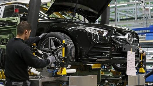 Operai al lavoro a febbraio nellimpianto della Daimler di Rastatt. Epa