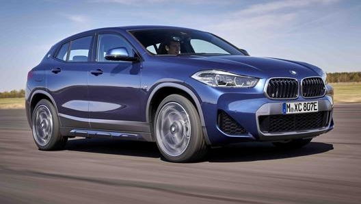 Leggermente ristilizzato l’anteriore della Bmw X2