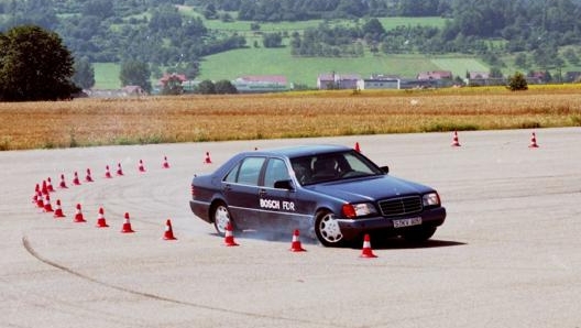 Mercedes Classe S, coupé e berlina, introdusse l’Esp nel 1995: optional tranne che per il motore 12 cilindri