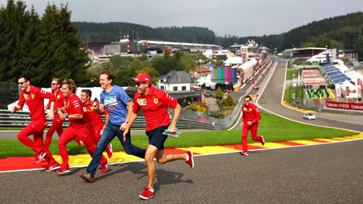 Ferraristi in ricognizione a Spa nel 2019. Getty