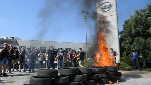 Protesta dei lavoratori davanti all’impianto di Barcellona della Nissan. Afp