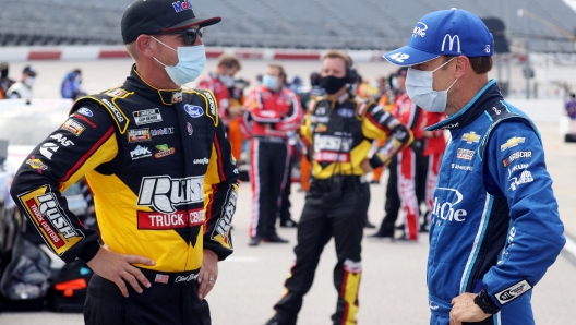 Clint Bowyer (a sin.) e Matt Kenseth parlano protetti dalle mascherine AFP