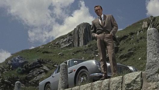 Sean Connery e la sua fida DB5 in Missione Goldfinger