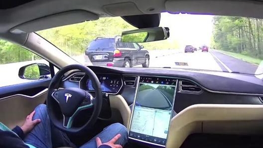 Tesla è finita più volte sotto accusa per incidenti dovuti al malfunzionamento della guida autonoma