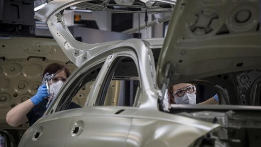 Operaie al lavoro nello stabilimento ungherese della Daimler. Epa