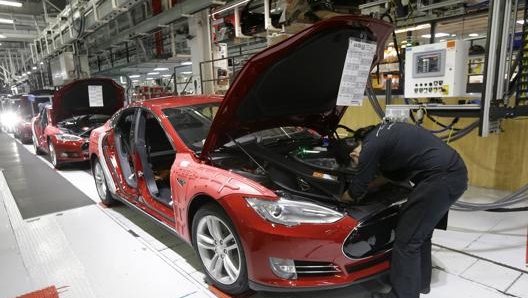 Assemblaggio di  una Model S a Fremont, California. Ap