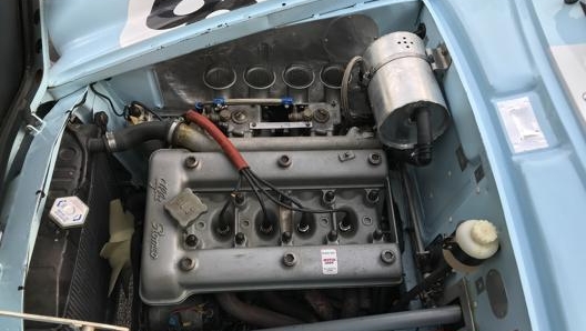 La Sprint Veloce si differenzia dalla Sprint per la carrozzeria, per la quale sono stati usati pannelli in alluminio, i finestrini in plexiglas anziché vetro, ruote più leggere e il motore a  due carburatori