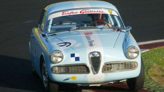 Guidare la Giulietta Sprint Veloce regala emozioni antiche, è una vettura lenta e con pochi cavalli, da capire e condurre con calma. La meccanica richiede cura e precisione;  il pilota sensibile sa quando aggredirla o aspettarla