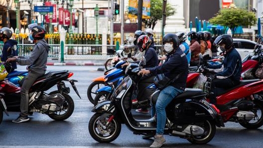 Folla di scooteristi in Thailandia. Getty