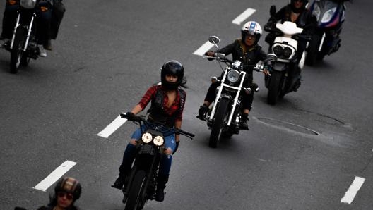 Un gruppo di motocicliste a Caracas. Afp