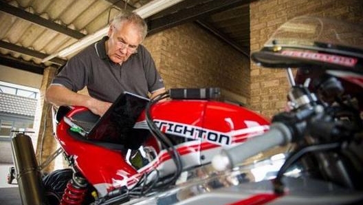 Brian Crighton è un ex ingegnere Norton