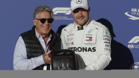 Mario Andretti, 80 anni premia al GP degli Usa 2019 Valtteri Bottas, 30 anni, autore della pole position AFP