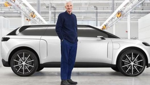 James Dyson con il prototipo della sua auto elettrica