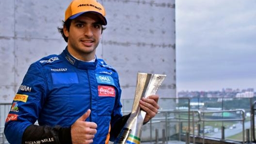 Carlos Sainz col trofeo per il podio nel GP del Brasile scorso. Afp