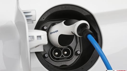 La Ioniq Electric è mossa dal motore elettrico da 120 cavalli di potenza massima alimentato dalla batteria agli ioni di litio da 28 kWh