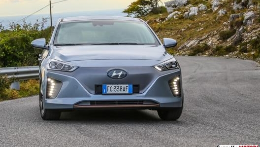 La Ioniq elettrica si muove dolcemente, ma accelerando la spinta si fa vigorosa. La casa dichiara un’autonomia di 280 chilometri