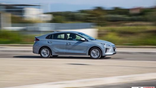 La Hyundai Ioniq è un’auto per tutta la famiglia dai consumi contenuti e dalla guida confortevole. Non la spaventano né la città né i viaggi