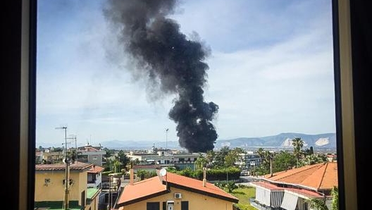 La colonna di fumo che si è sollevata è visibile a grande distanza