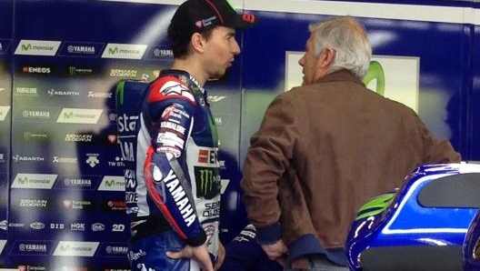 Jorge Lorenzo e Giacomo Agostini ai box della Yamaha