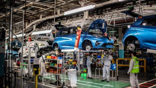 Una linea di produzione della Renault Zoe e della Nissan Leaf a Flins sulla Senna in Francia. Afp