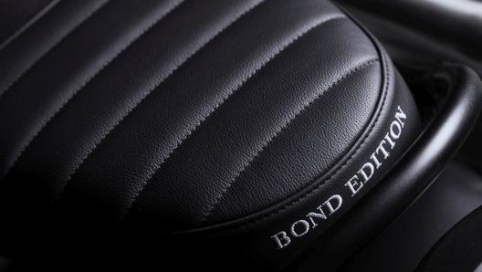 Sono molti i dettagli a tema che impreziosiscono questa Bond Edition