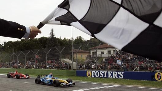 L’arrivo vincente di Alonso su Schumacher nel 2005. Afp