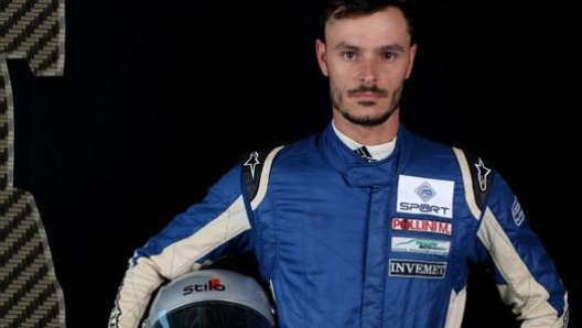 Matteo Pollini, bresciano classe 1989, si avvicina alle auto con gare slalom su prototipi con motore motociclistico e nel 2012 partecipa al campionato Formula Renault. Nel 2018 tenta con successo l’avventura nei prototipi