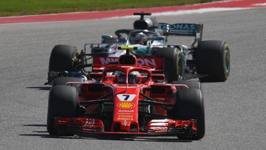 La Ferrari di Raikkonen davanti alla Mercedes di Hamilton a Austin, GP Usa 2018. Afp