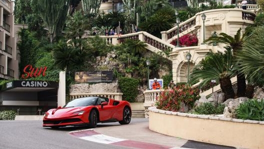 La SF90 Stradale di Leclerc al tornante del Grand Hotel durante le riprese. FERRARI Spa