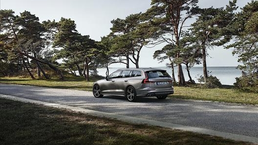 Volvo V60 con propulsori benzina, diesel, mild hybrid e ibrido plug-in