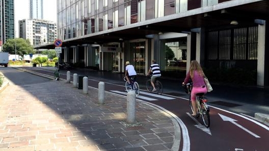 Un tratto di via ciclabile in sede protetta a Milano. Masperi