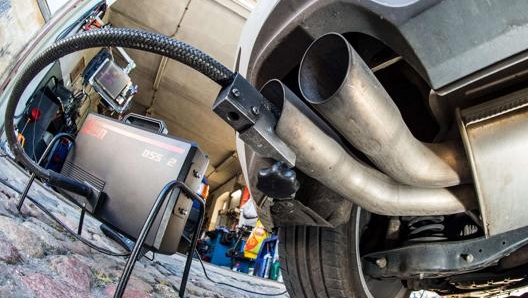 Un controllo delle emissioni di un’auto. Afp