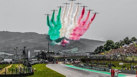 Le Frecce Tricolori in parata sulla pista del Mugello