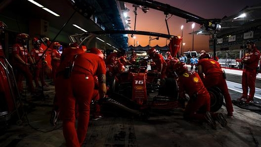 Il box della scuderia Ferrari Mission Winnow sul circuito di Abu Dhabi