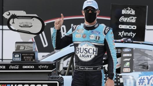 Kevin Harvick, 44 anni, domenica ha conquistato la 50ª vittoria ed ha allungato in testa alla classifica. Lapresse