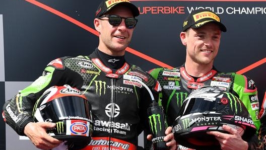 Da sinistra Jonathan Rea, 33, sul podio di Phillip Island con Lowes. Getty