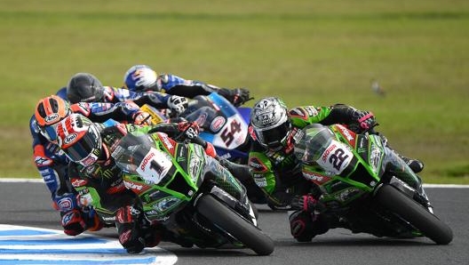 Il duo Kawasaki formato da Rea (n°1) e Lowes (n°22) durante Gara 2 del Gp australiano di marzo, ultimo prima dello stop. Getty